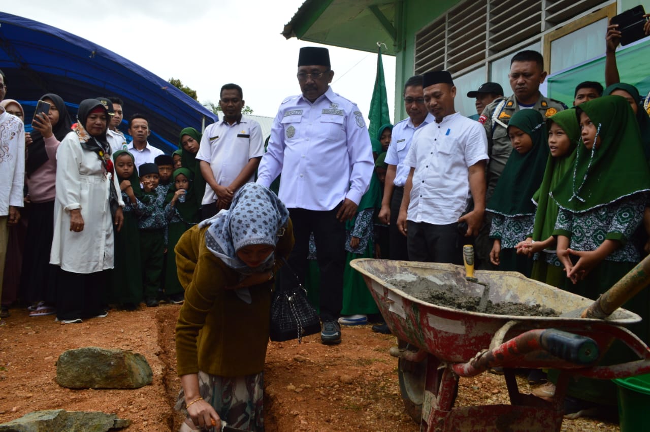 Tya Roysman Hadiri Peletekan Batu Pertama Pembangunan Asrama Yatim Yayasan Hamzanwadi NW di Bombana